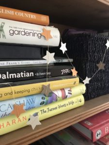 autumn craft - card star garland on book shelf creates autumn decor