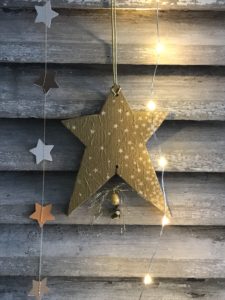 decoupage gold star easy to make cristmas decoration with paper stars and lights