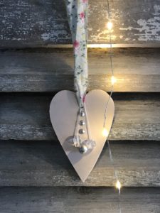 heart easy to make christmas decoration with twinkle lights