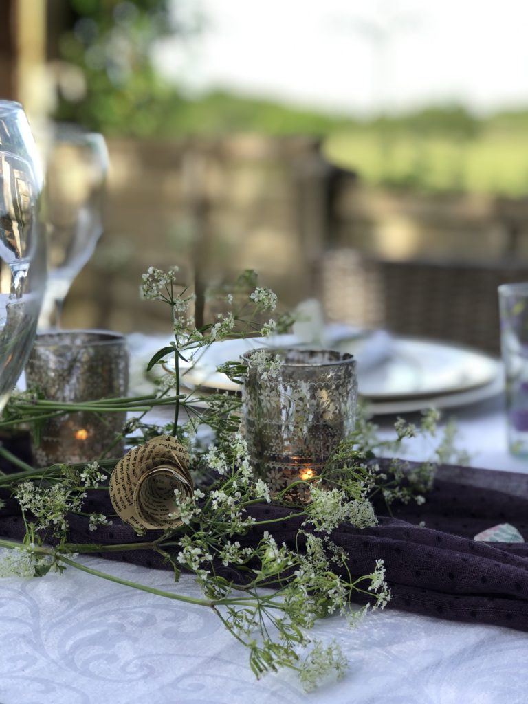 pretty table decoration for outdoor dining