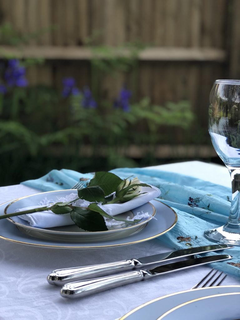 simple table decoration al fresco