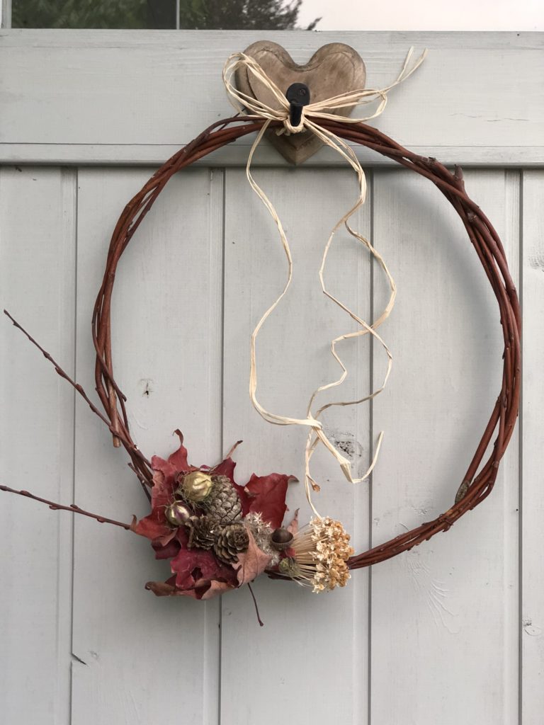 rustic autumn wreath for simple autumn decorating ideas