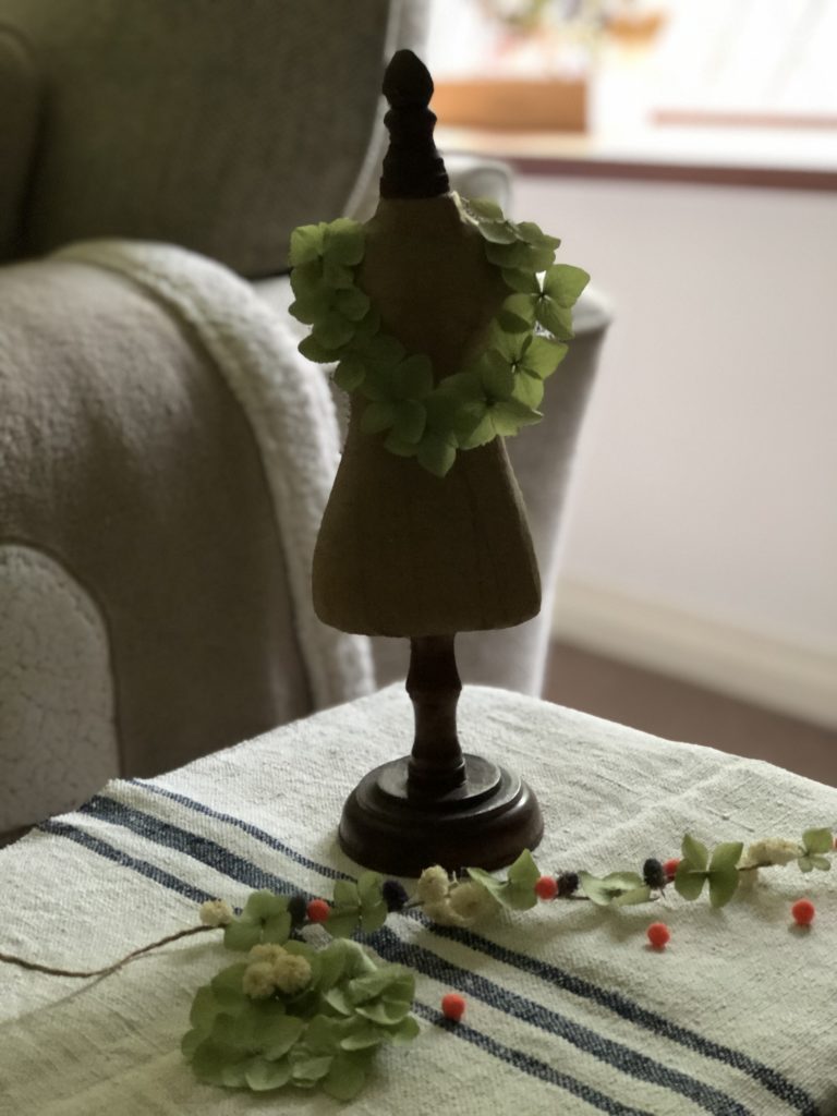 simple autumn decorating ideas on mannequin and table