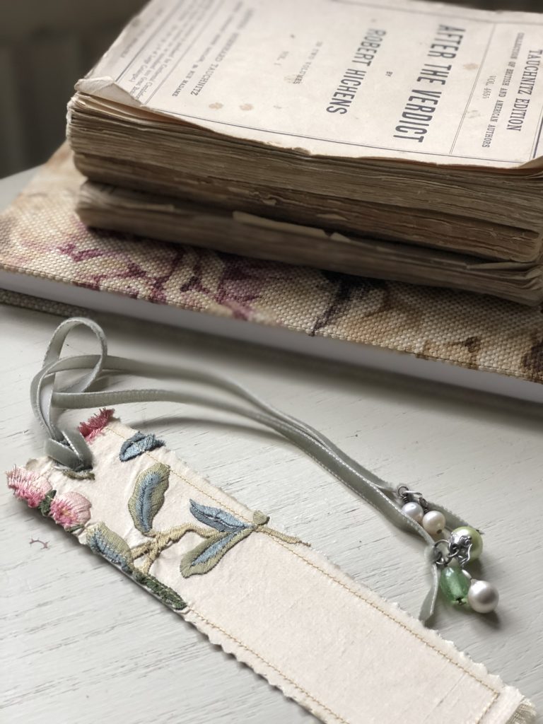 DIY bookmarks from silk and beads