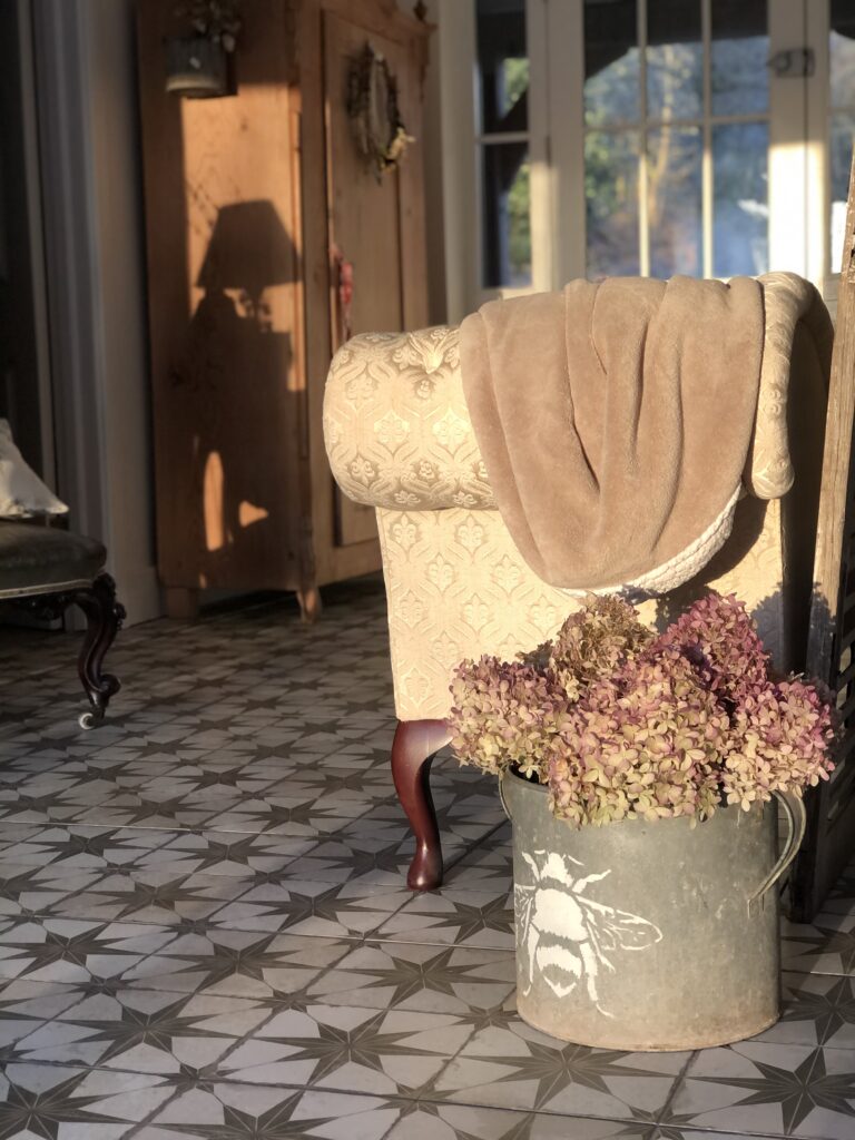 hallway with chaise longue, star floor and sunlight detail