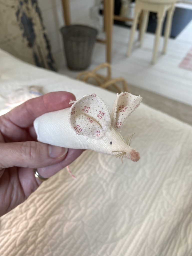 a completed easy diy fabric mouse